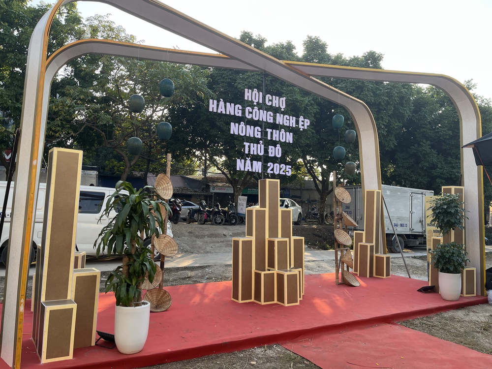 Hội chợ hàng công nghiệp nông thôn Thủ đô 2025: 'Nhịp cầu' đưa sản phẩm OCOP, làng nghề vươn xa - Ảnh 1. Hội chợ hàng công nghiệp nông thôn Thủ đô 2025: 'Nhịp cầu' đưa sản phẩm OCOP, làng nghề vươn xa - Ảnh 1.
