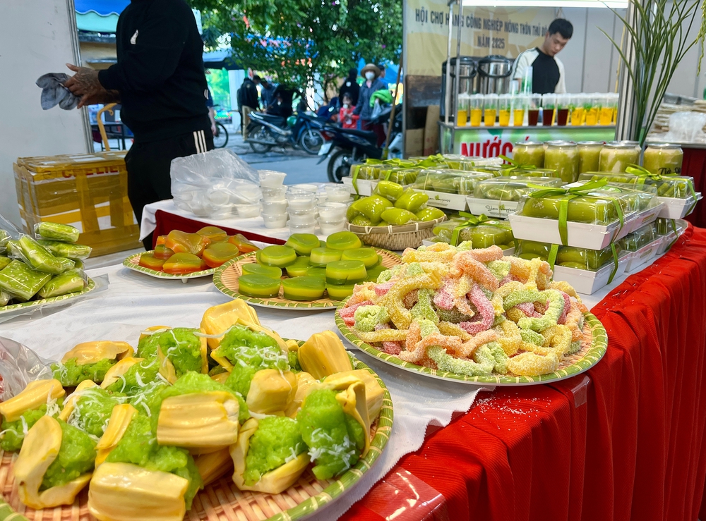 Hội chợ hàng công nghiệp nông thôn Thủ đô 2025: 'Nhịp cầu' đưa sản phẩm OCOP, làng nghề vươn xa - Ảnh 16. Hội chợ hàng công nghiệp nông thôn Thủ đô 2025: 'Nhịp cầu' đưa sản phẩm OCOP, làng nghề vươn xa - Ảnh 16.