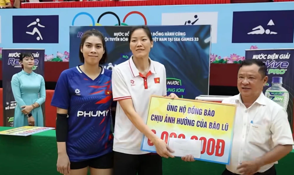 ĐT bóng chuyền nữ Việt Nam có hành động cao đẹp sau khi giành chiến thắng trước thềm SEA Games 2025 - Ảnh 1. ĐT bóng chuyền nữ Việt Nam có hành động cao đẹp sau khi giành chiến thắng trước thềm SEA Games 2025 - Ảnh 1.