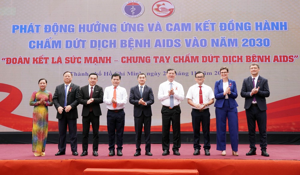 Mít-tinh hưởng ứng 35 năm ứng phó với HIV/AIDS: kêu gọi đoàn kết, chung tay chấm dứt dịch bệnh AIDS - Ảnh 1. Mít-tinh hưởng ứng 35 năm ứng phó với HIV/AIDS: kêu gọi đoàn kết, chung tay chấm dứt dịch bệnh AIDS - Ảnh 1.
