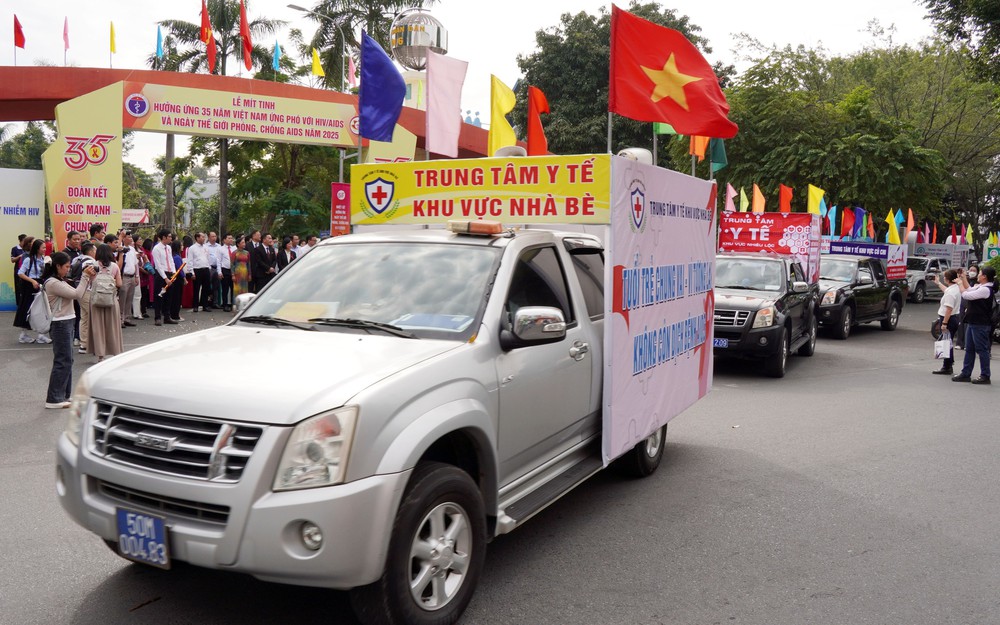 Mít-tinh hưởng ứng 35 năm ứng phó với HIV/AIDS: kêu gọi đoàn kết, chung tay chấm dứt dịch bệnh AIDS - Ảnh 8. Mít-tinh hưởng ứng 35 năm ứng phó với HIV/AIDS: kêu gọi đoàn kết, chung tay chấm dứt dịch bệnh AIDS - Ảnh 8.