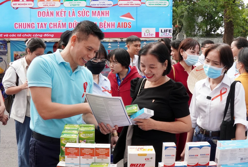 Mít-tinh hưởng ứng 35 năm ứng phó với HIV/AIDS: kêu gọi đoàn kết, chung tay chấm dứt dịch bệnh AIDS - Ảnh 10. Mít-tinh hưởng ứng 35 năm ứng phó với HIV/AIDS: kêu gọi đoàn kết, chung tay chấm dứt dịch bệnh AIDS - Ảnh 10.