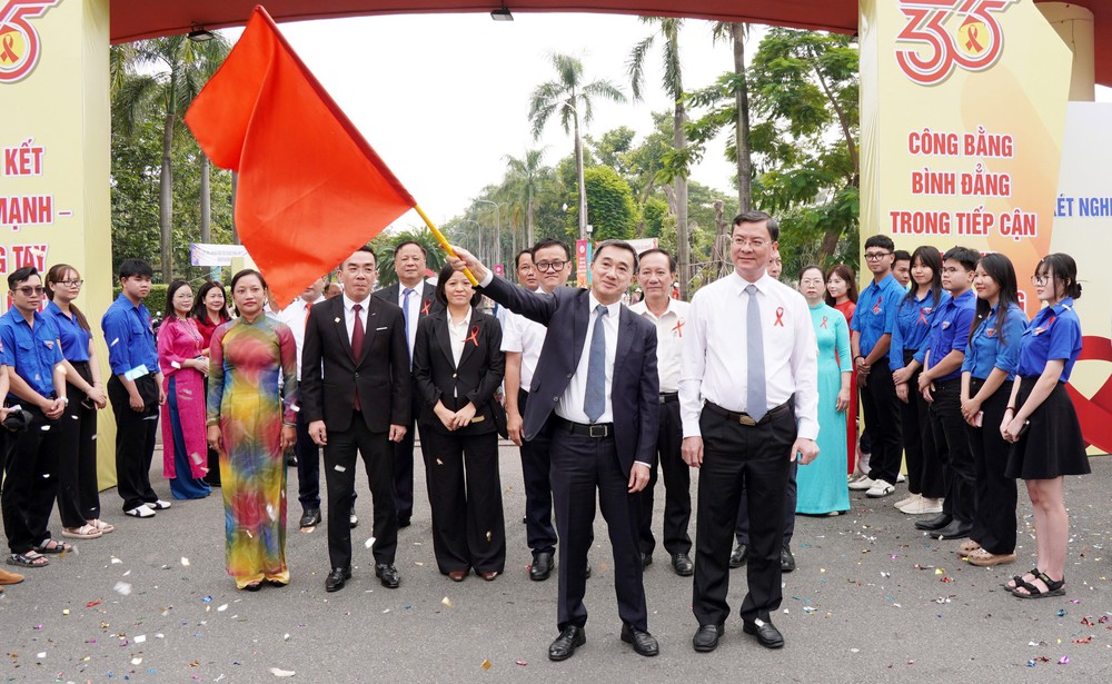 Mít-tinh hưởng ứng 35 năm ứng phó với HIV/AIDS: kêu gọi đoàn kết, chung tay chấm dứt dịch bệnh AIDS - Ảnh 7. Mít-tinh hưởng ứng 35 năm ứng phó với HIV/AIDS: kêu gọi đoàn kết, chung tay chấm dứt dịch bệnh AIDS - Ảnh 7.