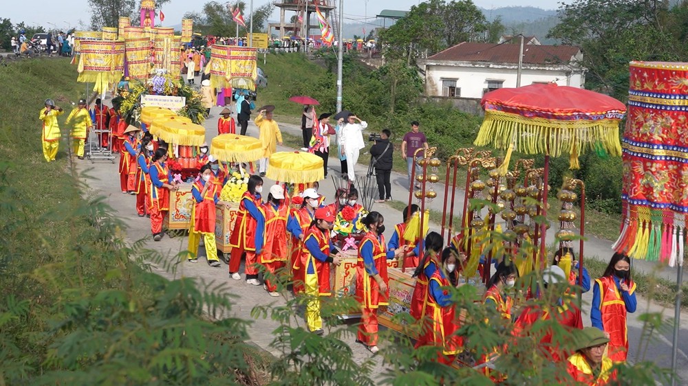 Phát huy giá trị di sản lễ hội đền ông Hoàng Mười - Ảnh 3. Phát huy giá trị di sản lễ hội đền ông Hoàng Mười - Ảnh 3.