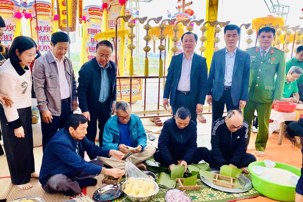 Phát huy giá trị di sản lễ hội đền ông Hoàng Mười - Ảnh 9. Phát huy giá trị di sản lễ hội đền ông Hoàng Mười - Ảnh 9.