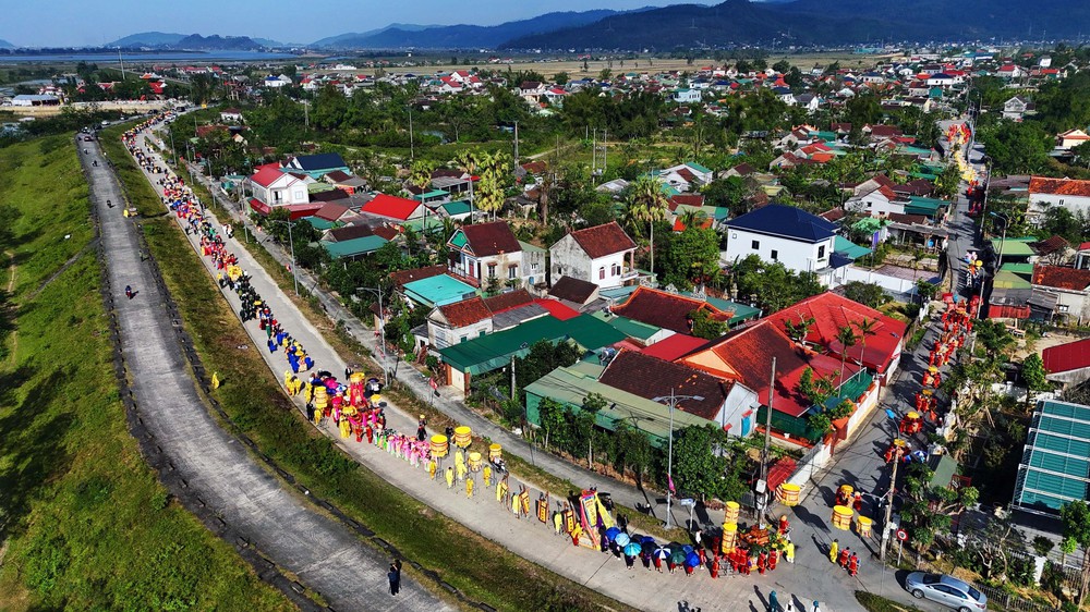 Phát huy giá trị di sản lễ hội đền ông Hoàng Mười - Ảnh 4. Phát huy giá trị di sản lễ hội đền ông Hoàng Mười - Ảnh 4.