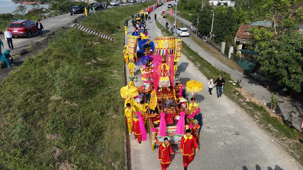 Phát huy giá trị di sản lễ hội đền ông Hoàng Mười - Ảnh 2. Phát huy giá trị di sản lễ hội đền ông Hoàng Mười - Ảnh 2.