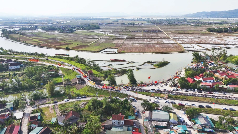 Phát huy giá trị di sản lễ hội đền ông Hoàng Mười - Ảnh 5. Phát huy giá trị di sản lễ hội đền ông Hoàng Mười - Ảnh 5.