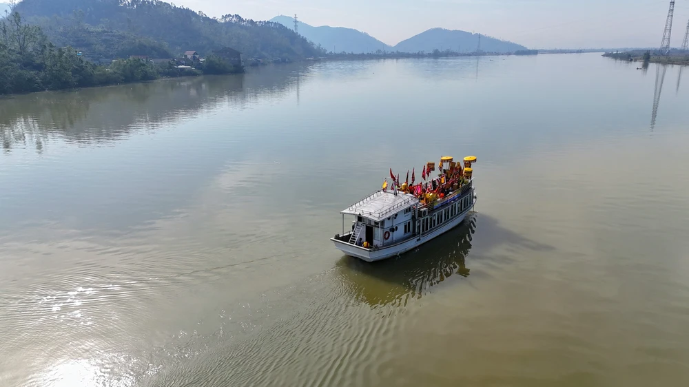 Phát huy giá trị di sản lễ hội đền ông Hoàng Mười - Ảnh 7. Phát huy giá trị di sản lễ hội đền ông Hoàng Mười - Ảnh 7.