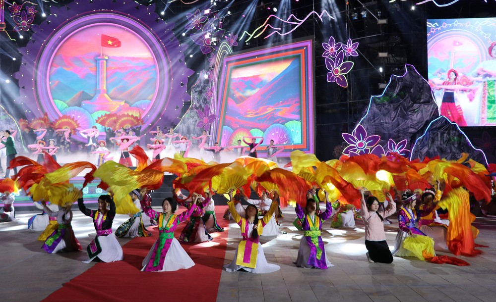 Khai mạc lễ hội hoa Tam giác mạch và vinh danh các danh hiệu du lịch tỉnh Tuyên Quang - Ảnh 4. Khai mạc lễ hội hoa Tam giác mạch và vinh danh các danh hiệu du lịch tỉnh Tuyên Quang - Ảnh 4.