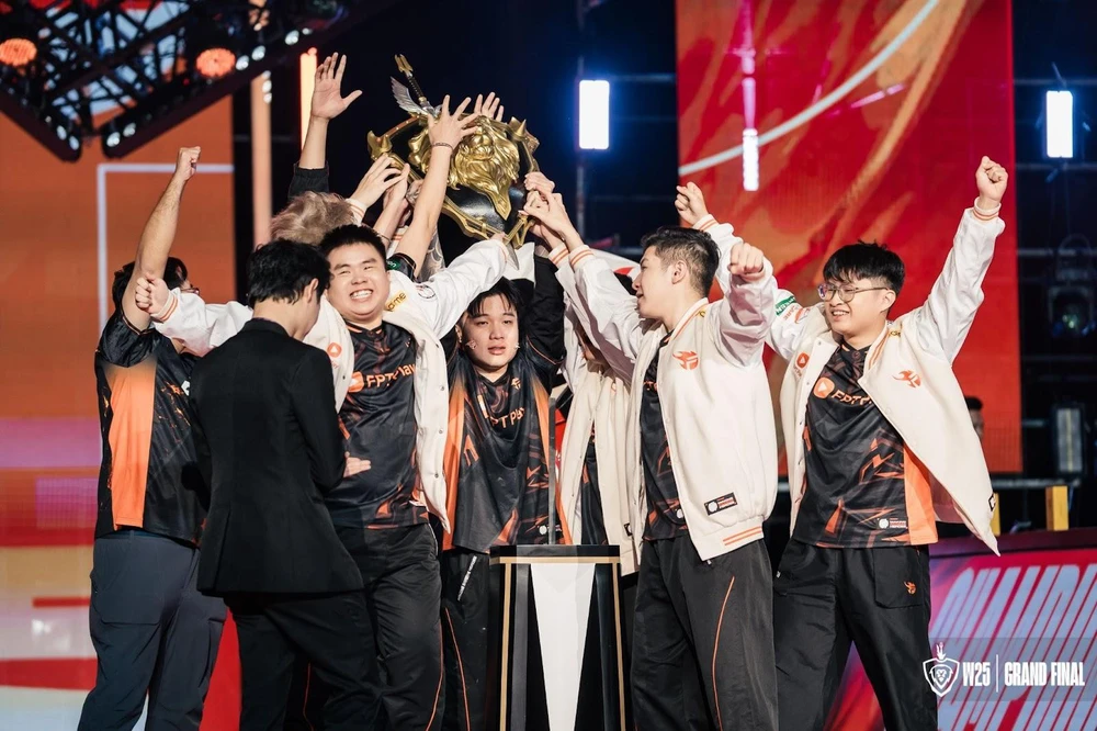Thắng nghẹt thở Saigon Phantom với tỷ số 4 - 2, FPT x Flash là nhà vô địch Đấu Trường Danh Vọng mùa Đông 2025  - Ảnh 8.