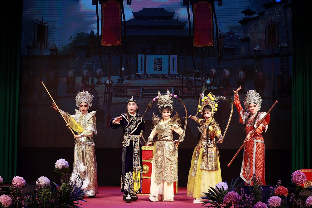 Tài năng trẻ Ngọc Bảo Vy diễn thăng hoa cùng vợ chồng NSƯT Kim Tử Long - Ảnh 2.