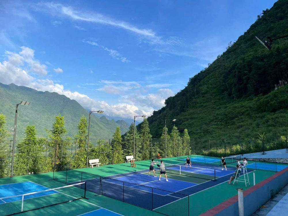 Cận cảnh sân pickleball ‘view triệu đô’ đang gây sốt mạng xã hội - Ảnh 3.