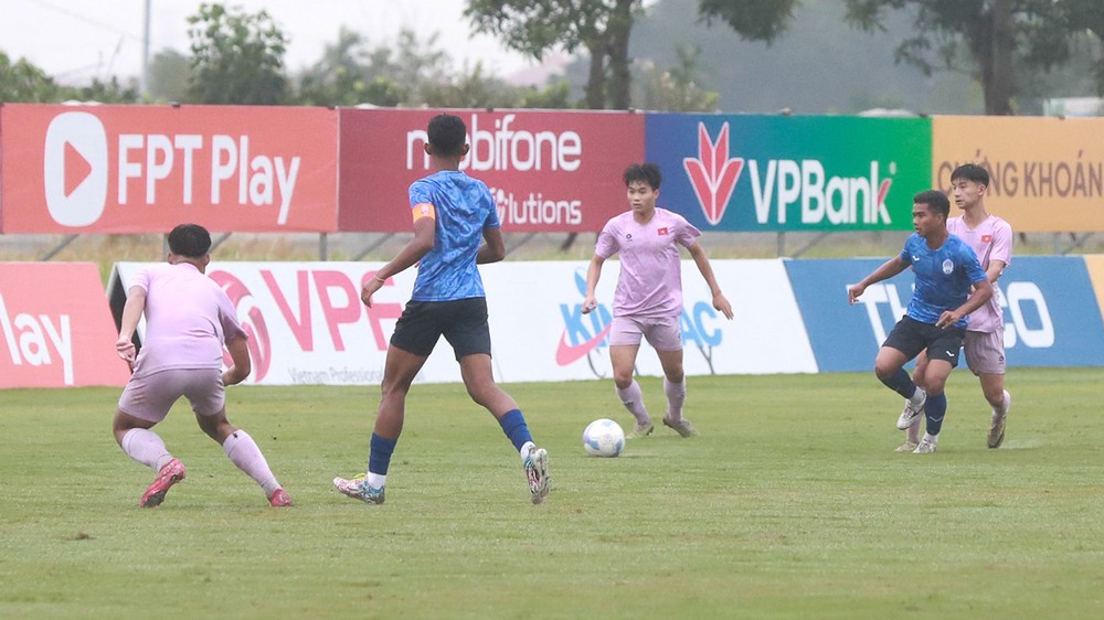 U17 Việt Nam đại thắng năm sao trong trận giao hữu với U17 Campuchia - Ảnh 2.