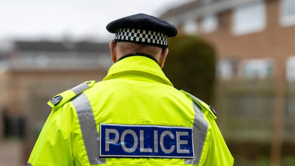 Một ngôi sao Ngoại hạng Anh bị đe dọa bằng súng khi đang đi bộ trên phố - Ảnh 2.