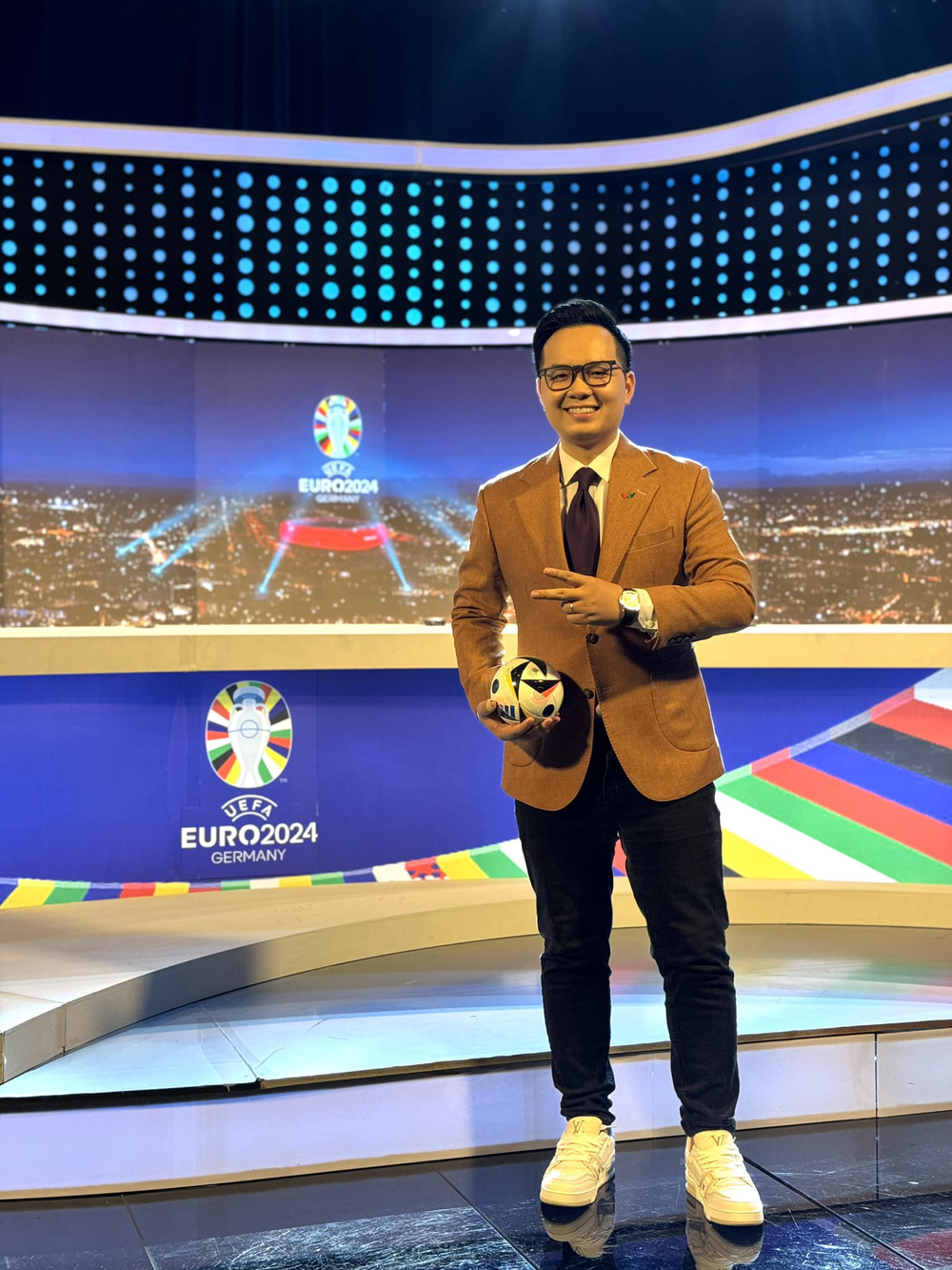 Bình luận viên nổi tiếng của VTV sang làm sếp đội bóng tham vọng nhất V-League - Ảnh 4. Bình luận viên nổi tiếng của VTV sang làm sếp đội bóng tham vọng nhất V-League - Ảnh 4.