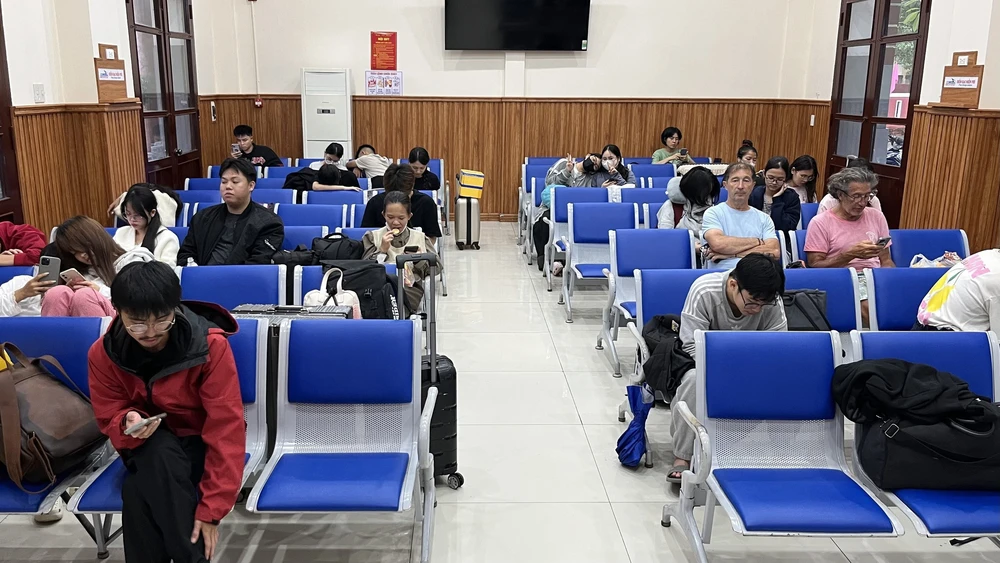 Tuyến đường sắt Bắc - Nam vẫn bị ách tắc tại Ga Huế - Ảnh 2.