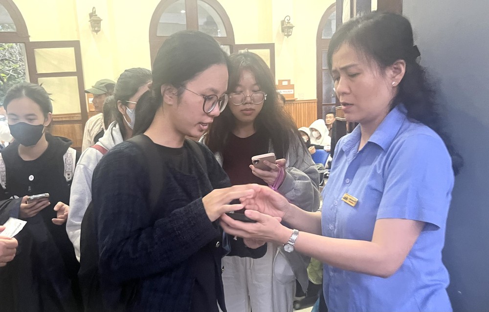 Tuyến đường sắt Bắc - Nam vẫn bị ách tắc tại Ga Huế - Ảnh 1.