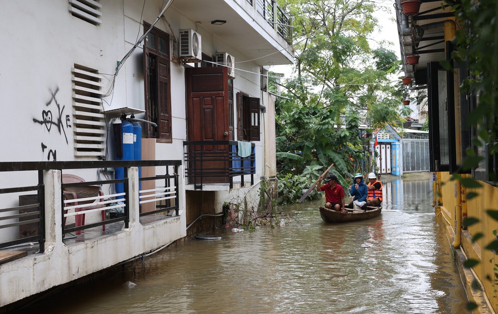 Đà Nẵng: Nước sông dâng cao gây ngập lụt nhiều nơi - Ảnh 4. Đà Nẵng: Nước sông dâng cao gây ngập lụt nhiều nơi - Ảnh 4.