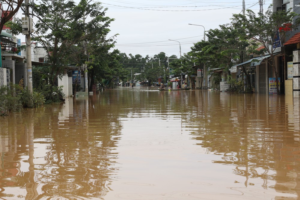 Đà Nẵng: Nước sông dâng cao gây ngập lụt nhiều nơi - Ảnh 3. Đà Nẵng: Nước sông dâng cao gây ngập lụt nhiều nơi - Ảnh 3.
