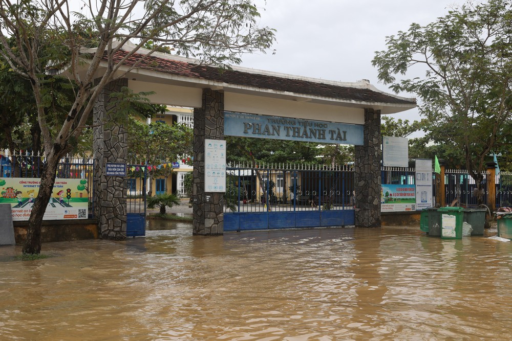 Đà Nẵng: Nước sông dâng cao gây ngập lụt nhiều nơi - Ảnh 5. Đà Nẵng: Nước sông dâng cao gây ngập lụt nhiều nơi - Ảnh 5.