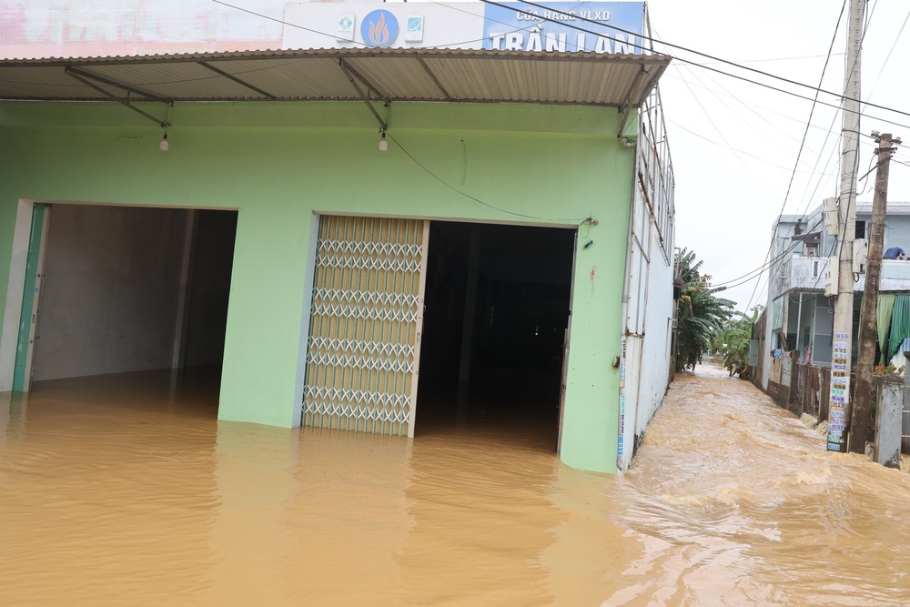 Đà Nẵng: Nước sông dâng cao gây ngập lụt nhiều nơi - Ảnh 2. Đà Nẵng: Nước sông dâng cao gây ngập lụt nhiều nơi - Ảnh 2.