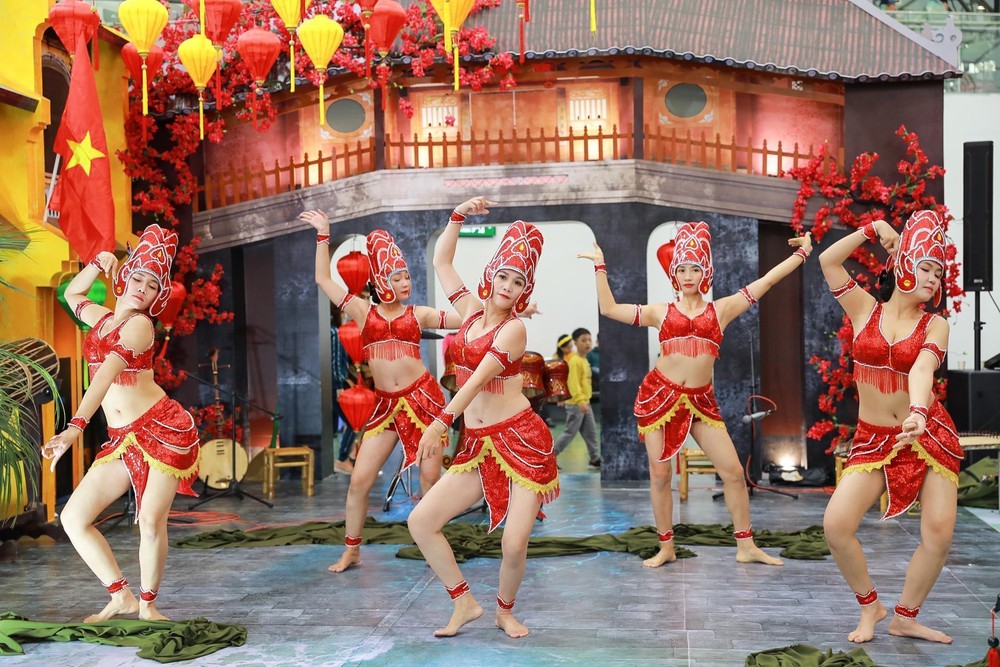 Hội chợ Mùa Thu 2025: Đoàn phim Mưa đỏ, Tử chiến trên không và Mùi phở sẽ giao lưu với khán giả - Ảnh 7.