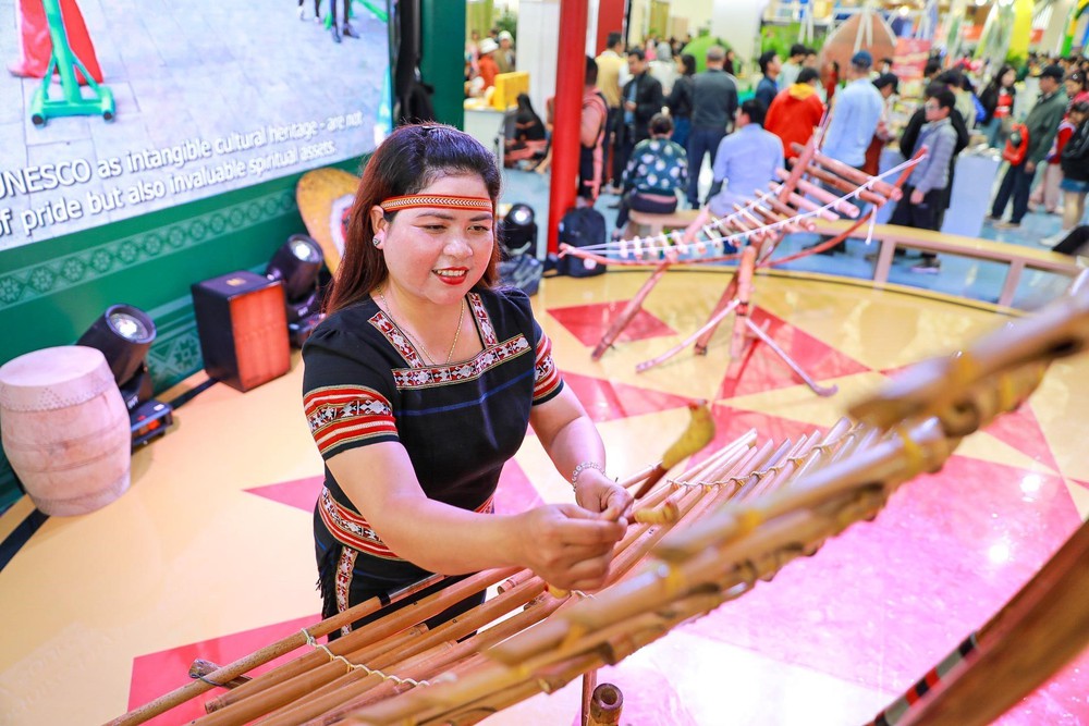 Hội chợ Mùa Thu 2025: Đoàn phim Mưa đỏ, Tử chiến trên không và Mùi phở sẽ giao lưu với khán giả - Ảnh 4.