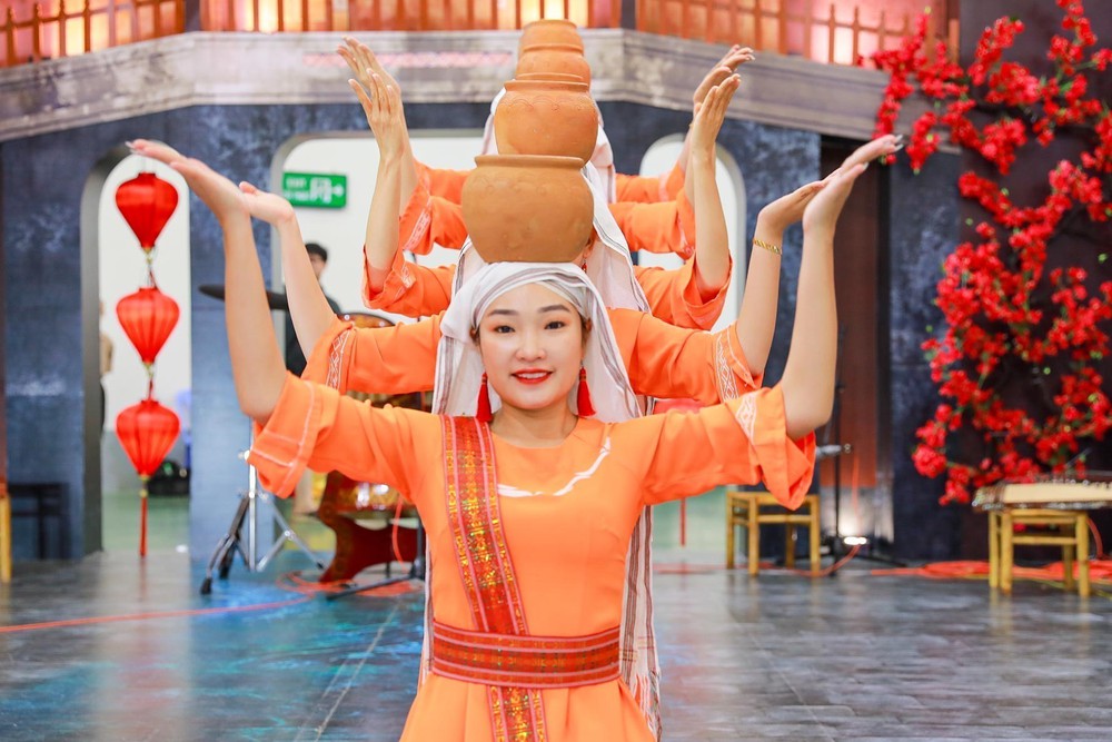 Hội chợ Mùa Thu 2025: Đoàn phim Mưa đỏ, Tử chiến trên không và Mùi phở sẽ giao lưu với khán giả - Ảnh 9.