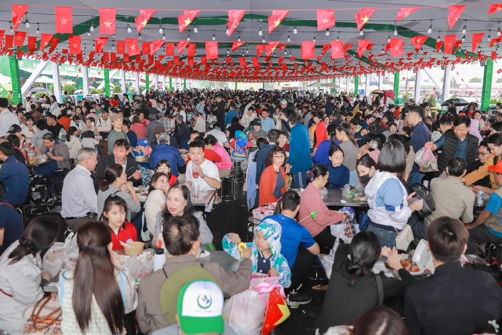 Ấn tượng dàn nghệ sĩ Việt khuấy động Hội chợ Mùa Thu 2025 - Ảnh 9. Ấn tượng dàn nghệ sĩ Việt khuấy động Hội chợ Mùa Thu 2025 - Ảnh 9.