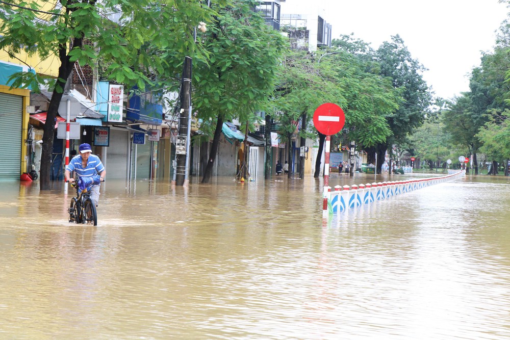 Khuyến cáo di chuyển trên các tuyến đường qua thành phố Huế - Ảnh 1.