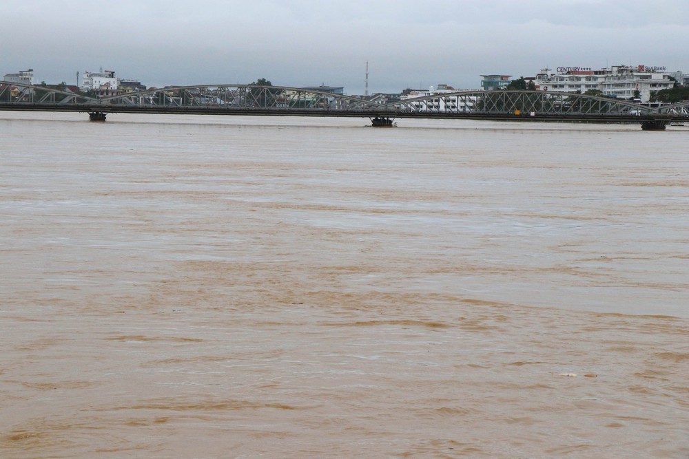 Huế: Lũ bắt đầu xuống dần nhưng vẫn ngập diện rộng - Ảnh 2. Huế: Lũ bắt đầu xuống dần nhưng vẫn ngập diện rộng - Ảnh 2.