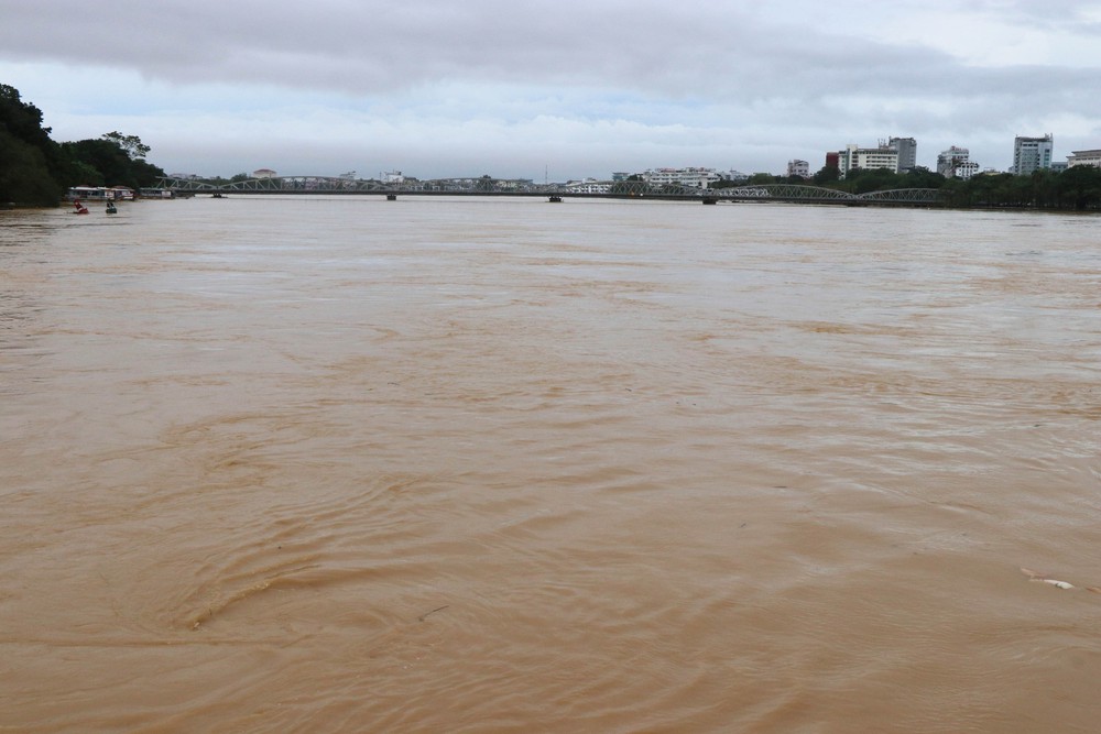 Huế: Lũ bắt đầu xuống dần nhưng vẫn ngập diện rộng - Ảnh 1. Huế: Lũ bắt đầu xuống dần nhưng vẫn ngập diện rộng - Ảnh 1.