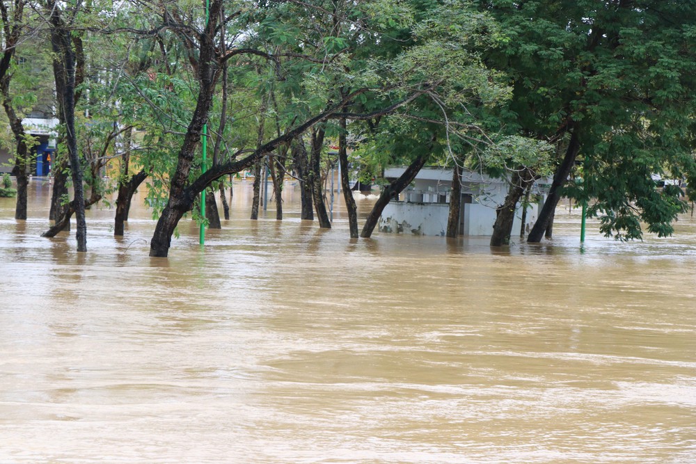 Huế: Lũ bắt đầu xuống dần nhưng vẫn ngập diện rộng - Ảnh 7. Huế: Lũ bắt đầu xuống dần nhưng vẫn ngập diện rộng - Ảnh 7.