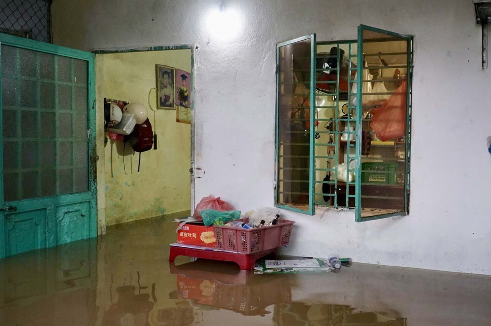 Mưa lớn gây ngập, ách tắc giao thông tại trung tâm thành phố Đà Nẵng - Ảnh 3.