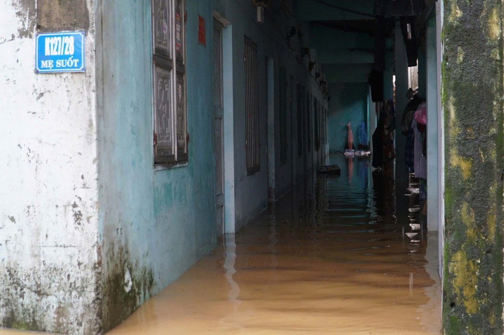 Mưa lớn gây ngập, ách tắc giao thông tại trung tâm thành phố Đà Nẵng - Ảnh 2.