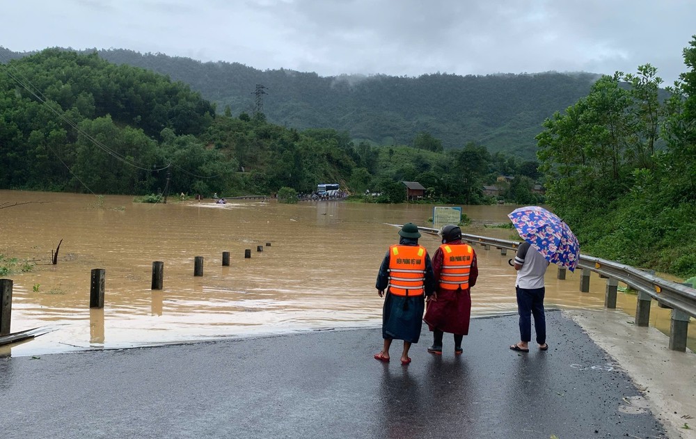 Mưa lớn khiến nhiều ngầm tràn ở miền núi Quảng Trị bị ngập sâu, chia cắt - Ảnh 1.