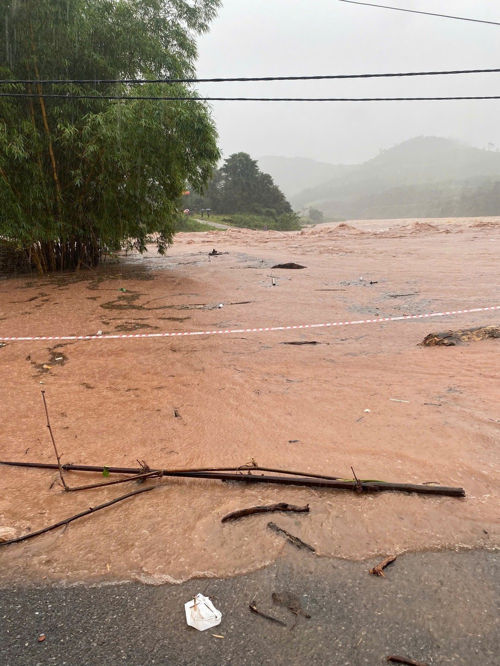 Mưa lớn khiến nhiều ngầm tràn ở miền núi Quảng Trị bị ngập sâu, chia cắt - Ảnh 5.