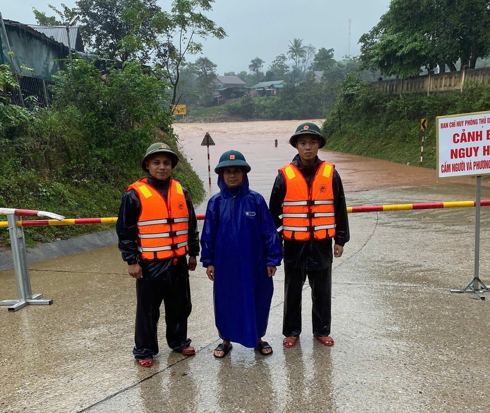 Mưa lớn khiến nhiều ngầm tràn ở miền núi Quảng Trị bị ngập sâu, chia cắt - Ảnh 3.