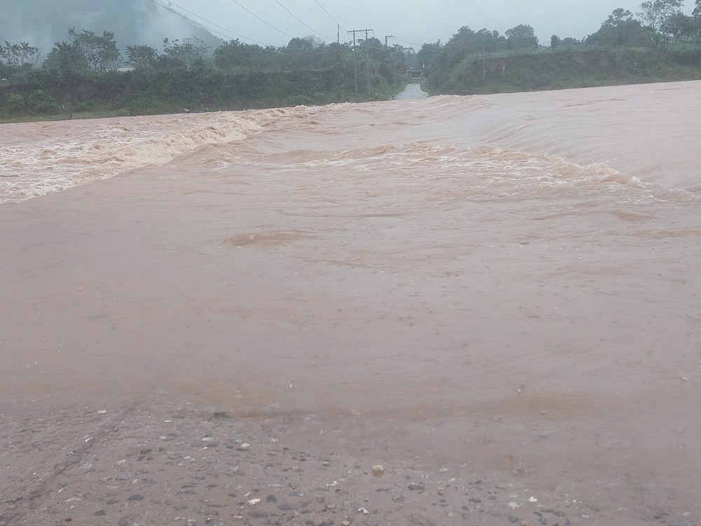 Mưa lớn khiến nhiều ngầm tràn ở miền núi Quảng Trị bị ngập sâu, chia cắt - Ảnh 6.