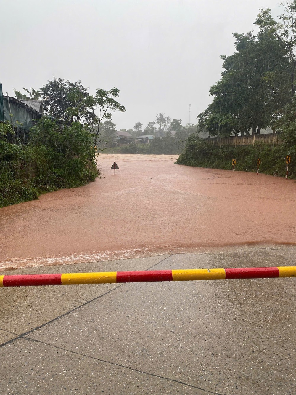 Mưa lớn khiến nhiều ngầm tràn ở miền núi Quảng Trị bị ngập sâu, chia cắt - Ảnh 8.