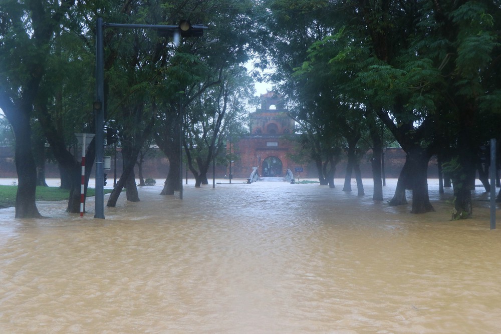 Nước lũ lại đổ về gây ngập sâu vùng ven sông Hương - Ảnh 2.