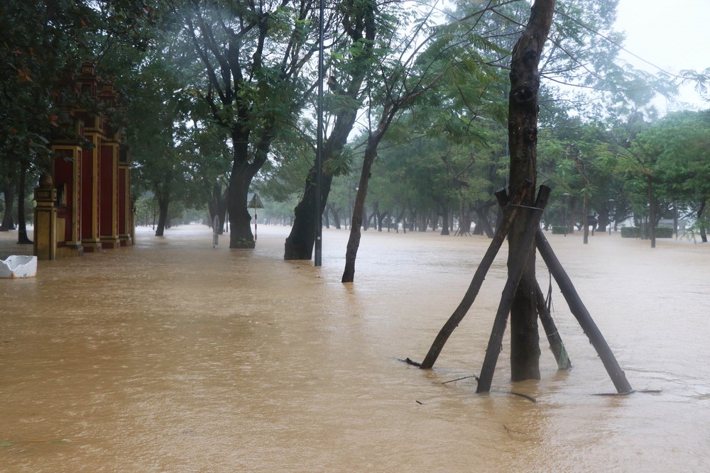 Nước lũ lại đổ về gây ngập sâu vùng ven sông Hương - Ảnh 1.