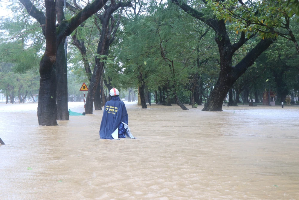 Nước lũ lại đổ về gây ngập sâu vùng ven sông Hương - Ảnh 4.