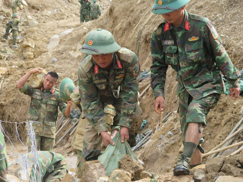  Quảng Ngãi: Mở đường vào 5 thôn bị cô lập do mưa lũ - Ảnh 3.