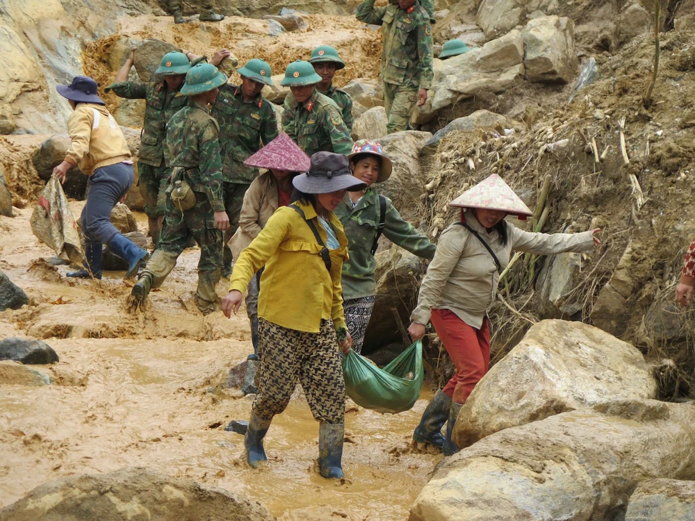  Quảng Ngãi: Mở đường vào 5 thôn bị cô lập do mưa lũ - Ảnh 2.