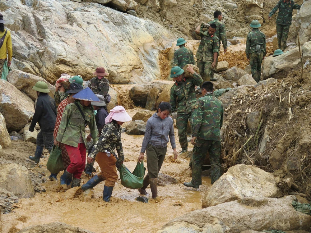  Quảng Ngãi: Mở đường vào 5 thôn bị cô lập do mưa lũ - Ảnh 5.