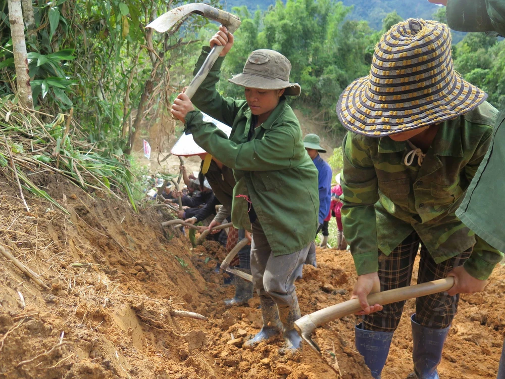  Quảng Ngãi: Mở đường vào 5 thôn bị cô lập do mưa lũ - Ảnh 4.