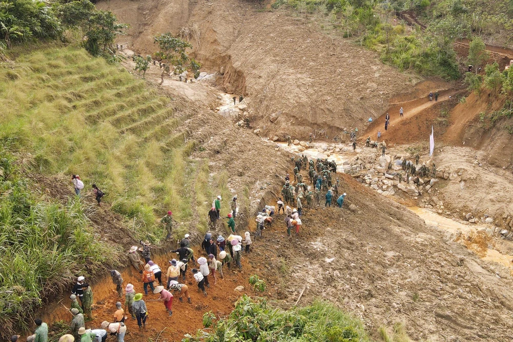  Quảng Ngãi: Mở đường vào 5 thôn bị cô lập do mưa lũ - Ảnh 7.