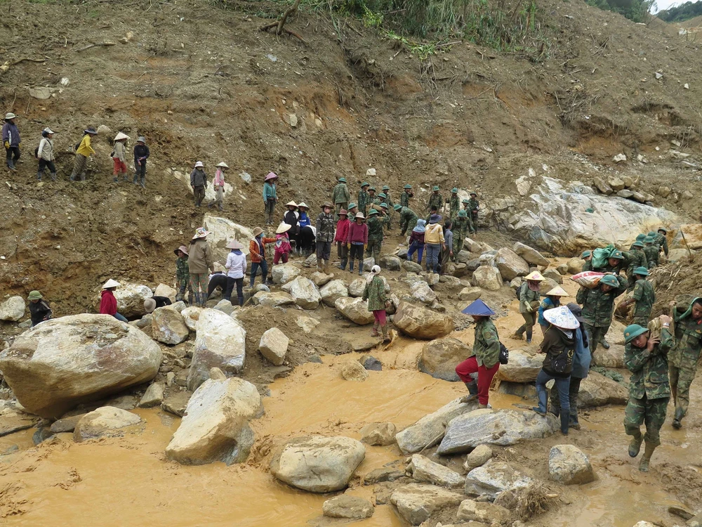  Quảng Ngãi: Mở đường vào 5 thôn bị cô lập do mưa lũ - Ảnh 6.